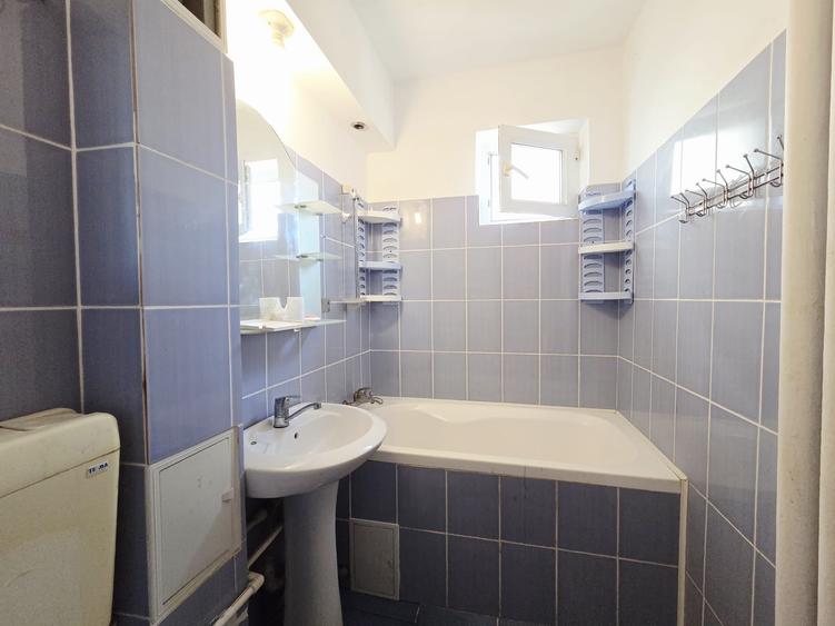 Apartament cu 4 camere semidecomandat în Micro 39