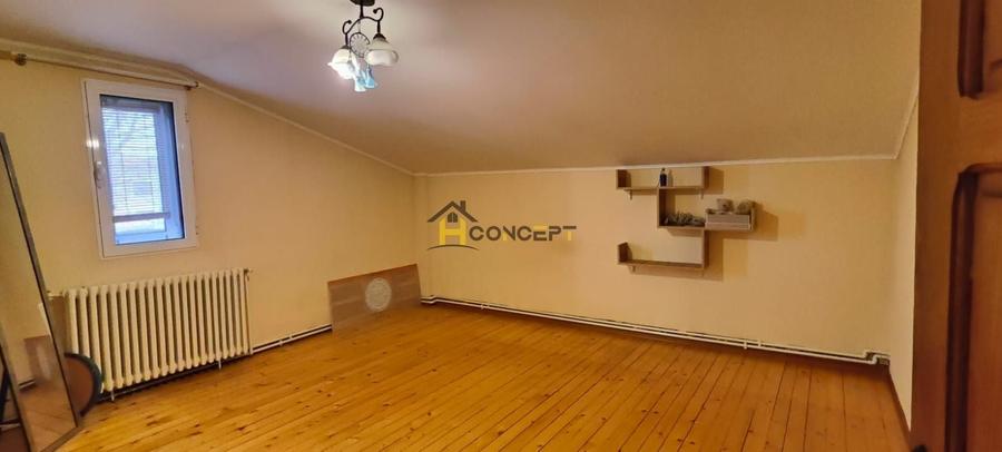 Casă individuală cu 7 camere cu Canalizare în Central