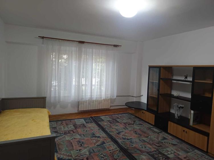 Garsonieră decomandată în Splaiul Unirii