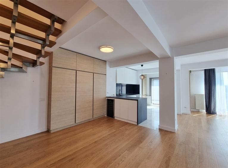 Apartament cu 4 camere decomandat în Floreasca