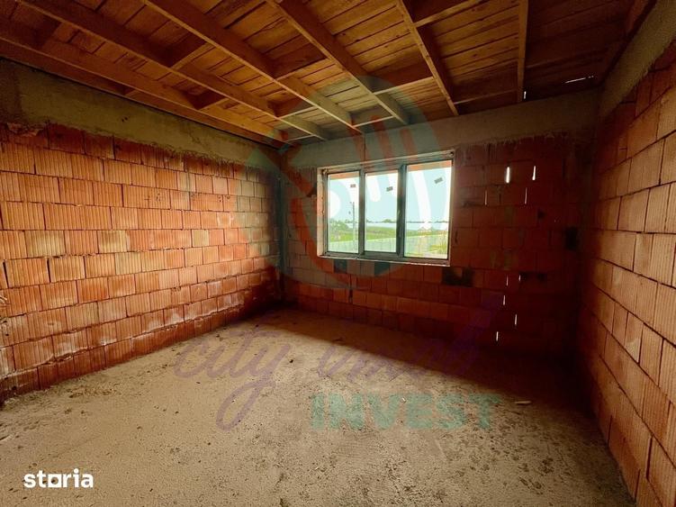 Casă cu 5 camere cu Teren 1750 Mp în Vărăști