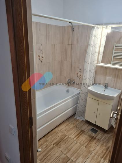 Apartament cu 3 camere semidecomandat în Dâmbul Rotund