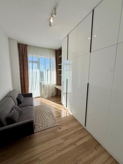 Apartament cu 3 camere semidecomandat, mobilat în P-ța Mihai Viteazul
