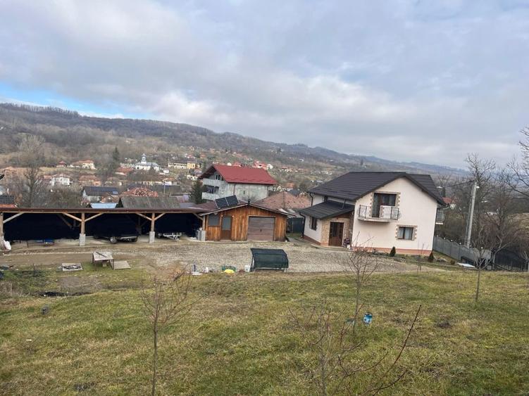 Casă cu 4 camere în Mihăești