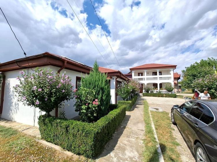 Casă cu 7 camere cu Canalizare în Vest