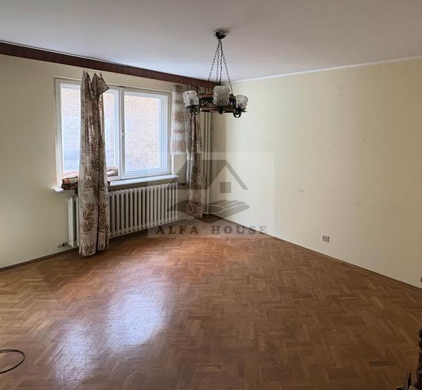 Casă individuală cu 10 camere cu Canalizare în Centrul Civic