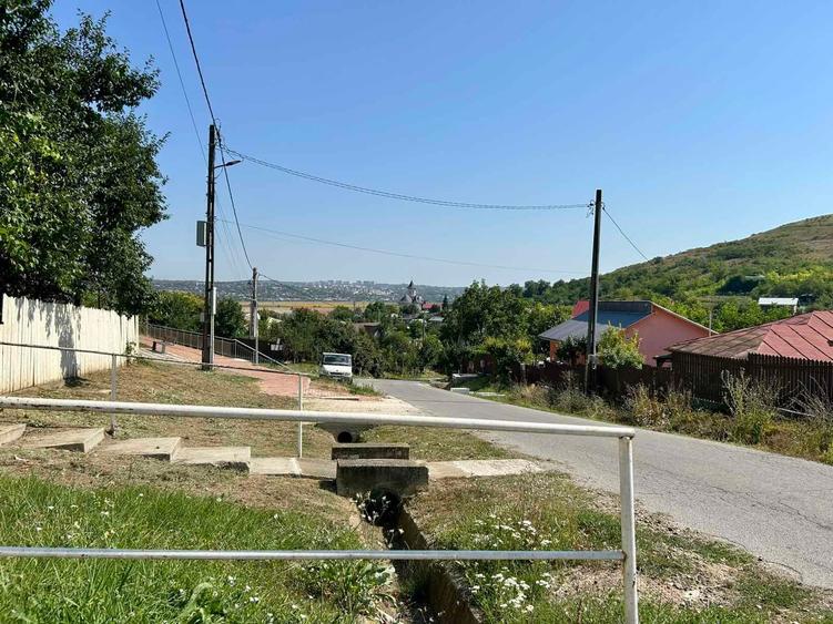 Casă individuală cu 4 camere cu Teren 1330 Mp în Central