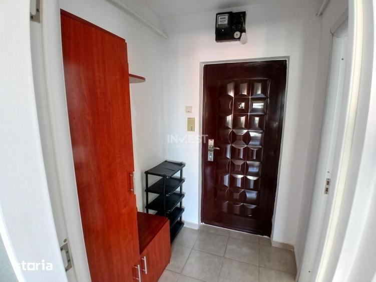 Apartament cu 3 camere semidecomandat în Podu Roș