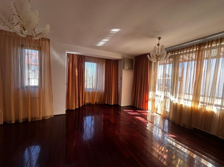 Casă individuală cu 5 camere cu Teren 100 Mp în Central