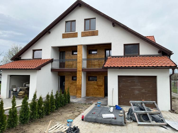 Duplex cu 5 camere cu Canalizare în Livezeni