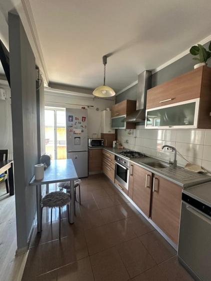 Apartament cu 4 camere semidecomandat în Florești
