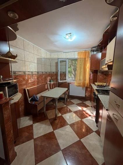 Apartament cu 3 camere semidecomandat, mobilat în Alexandru Obregia
