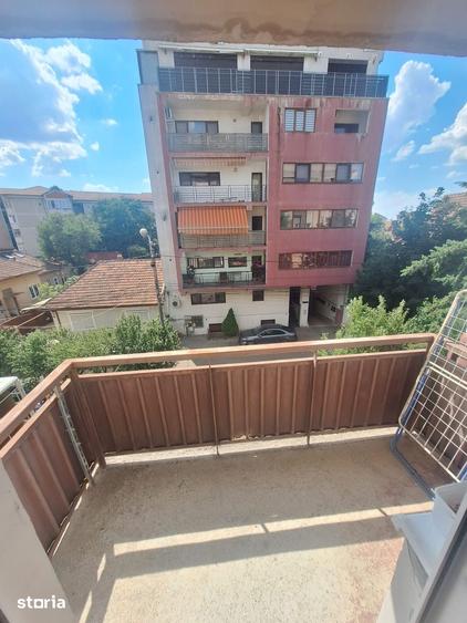 Apartament cu 3 camere decomandat în Girocului