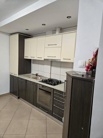Apartament cu 3 camere decomandat în Tudor
