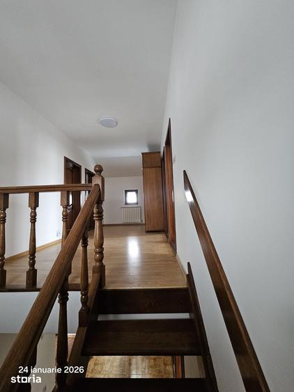 Casă cu 4 camere cu Teren 3000 Mp în Curtești