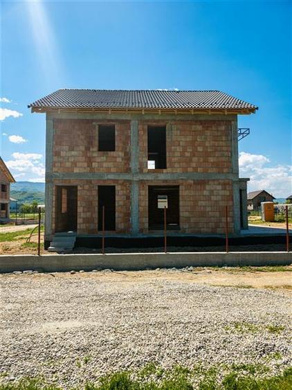Casă cu 5 camere cu Teren 400 Mp în Periferie
