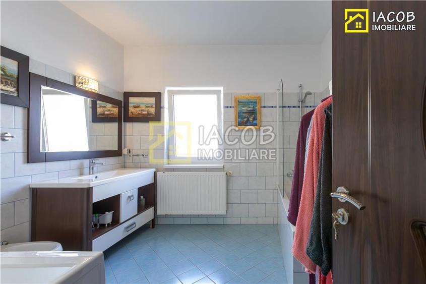 Apartament cu 4 camere decomandat, mobilat în 9 Mai