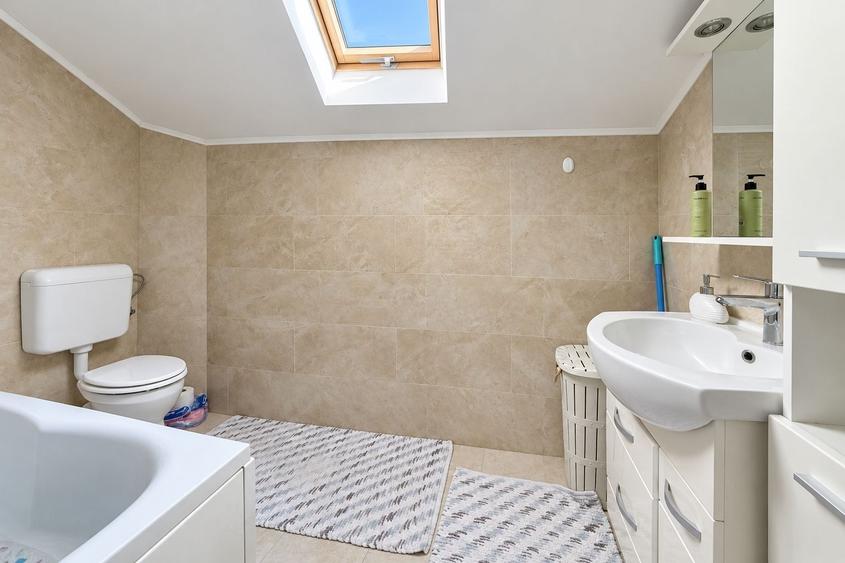 Apartament cu 3 camere semidecomandat, mobilat în Aurel Vlaicu