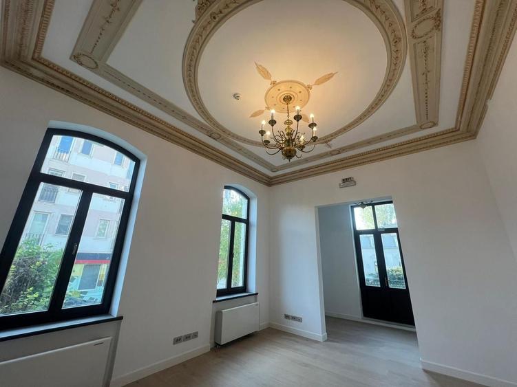 Casă individuală cu 30 camere cu Canalizare în Grădina Icoanei