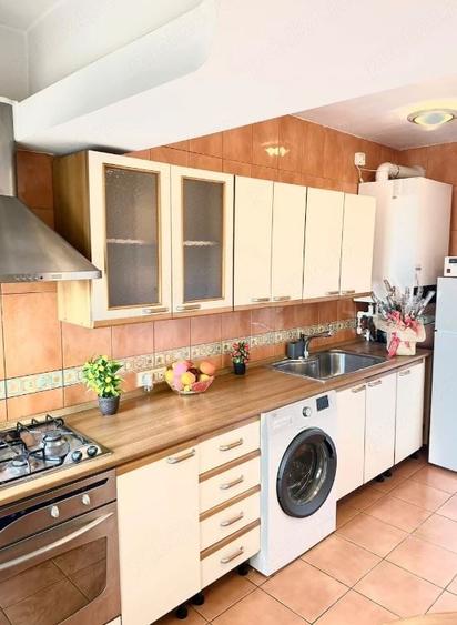 Apartament cu 3 camere decomandat, mobilat în P-ța Unirii