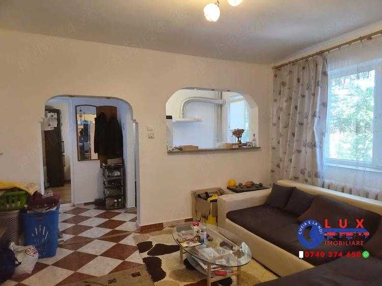 Apartament cu 3 camere semidecomandat în Babadag
