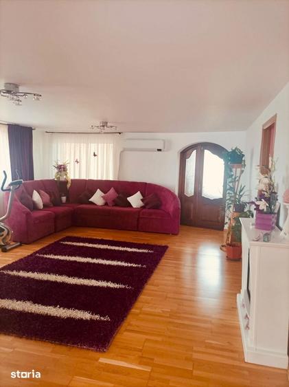 Casă cu 8 camere cu Teren 4600 Mp în Vlădeni