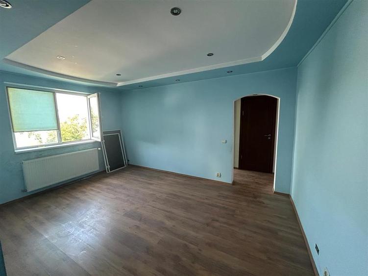 Apartament cu 3 camere semidecomandat în Sud