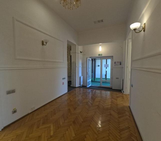 Casă individuală cu 6 camere cu Canalizare în Ultracentral