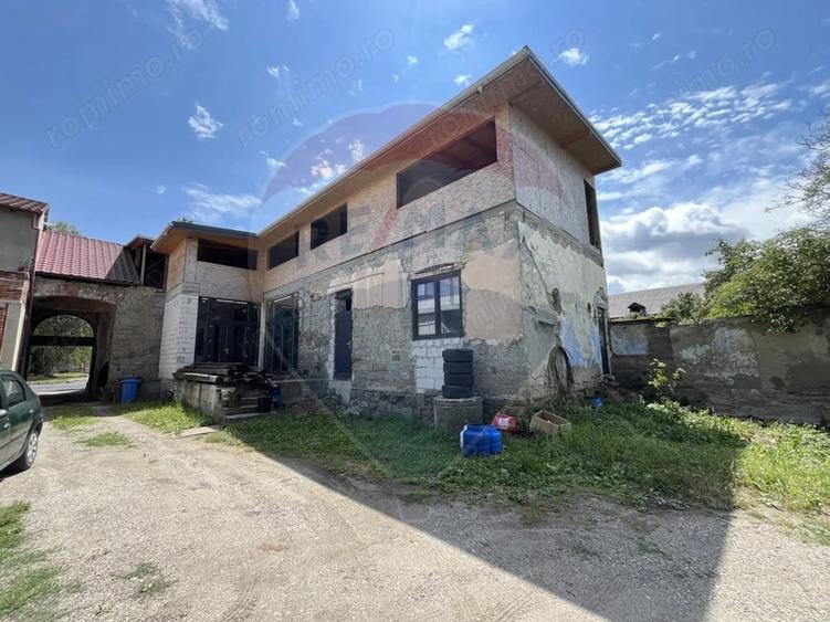 Casă cu 5 camere cu Teren 1141 Mp în Central