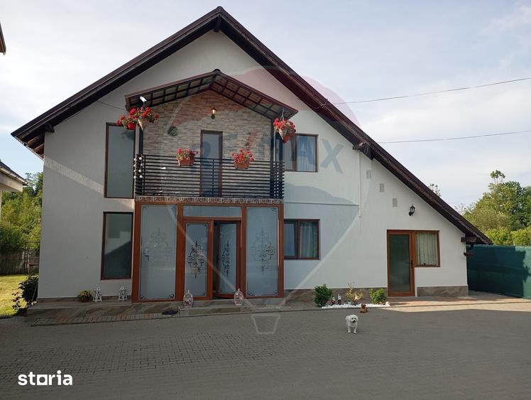 Casă cu 7 camere cu Teren 1183 Mp în Central