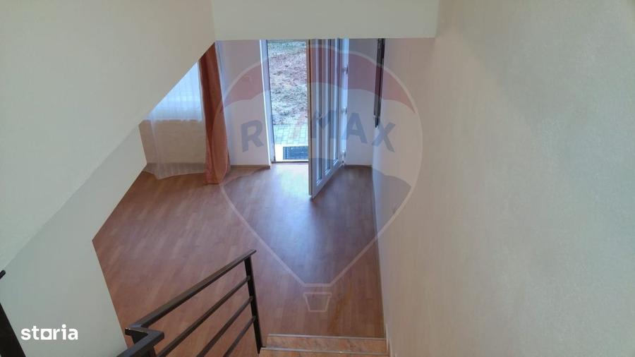 Casă cu 4 camere cu Teren 396 Mp în Central