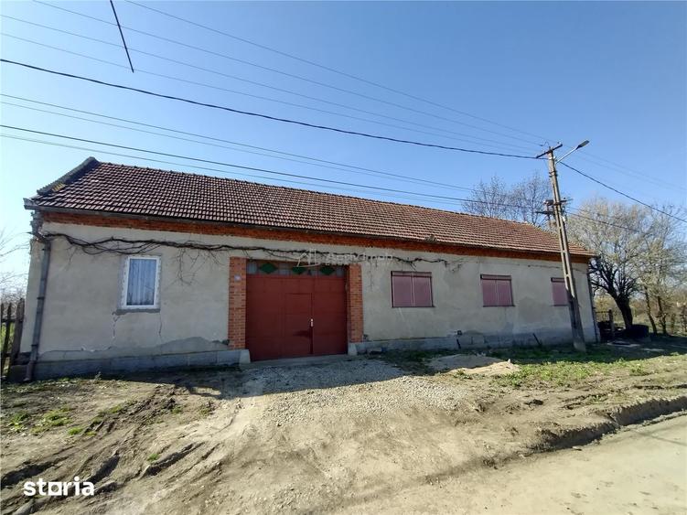 Casă cu 8 camere cu Teren 3800 Mp în Central
