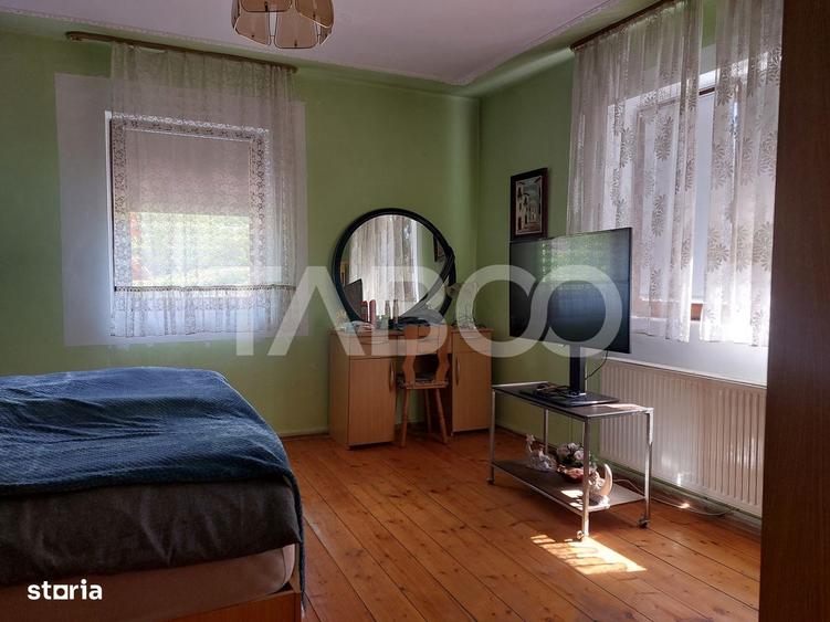 Casă cu 3 camere decomandat în Prislop
