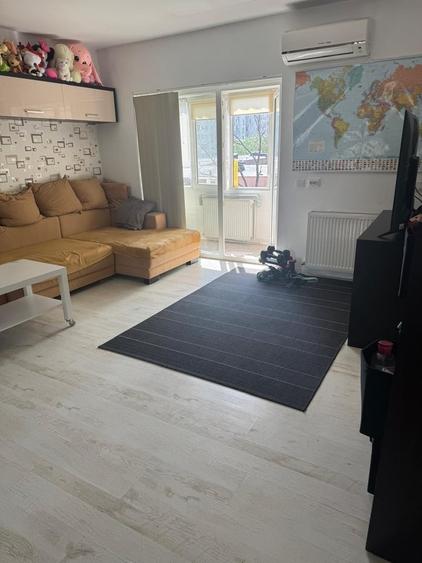 Apartament cu 3 camere semidecomandat în Ozana