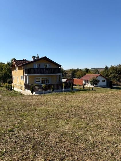 Casă individuală cu 7 camere cu Canalizare în Coșula