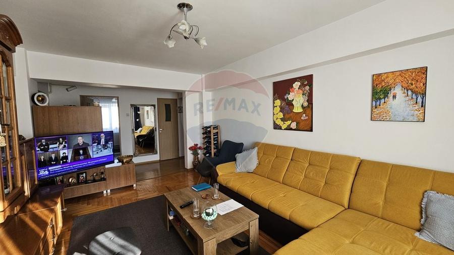 Apartament cu 3 camere decomandat de vânzare Burdujeni, Suceava - 2