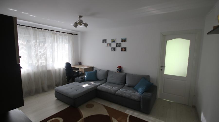 Apartament cu 3 camere semidecomandat în Cetății