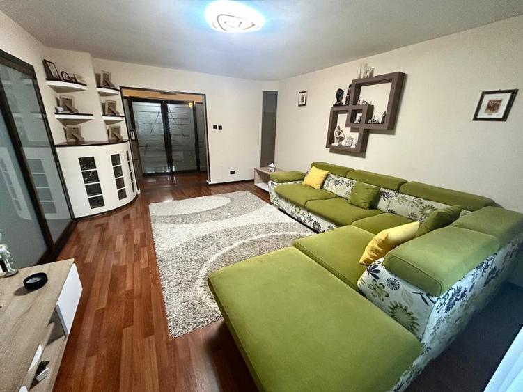 Apartament cu 4 camere decomandat în