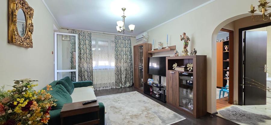 Apartament cu 4 camere decomandat în Far
