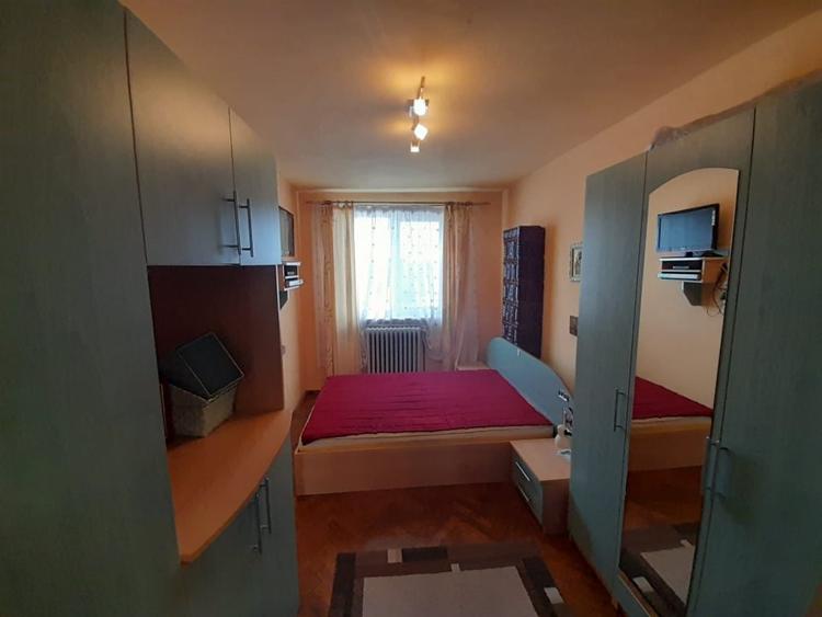 Apartament cu 3 camere decomandat, mobilat în Calea Moldovei