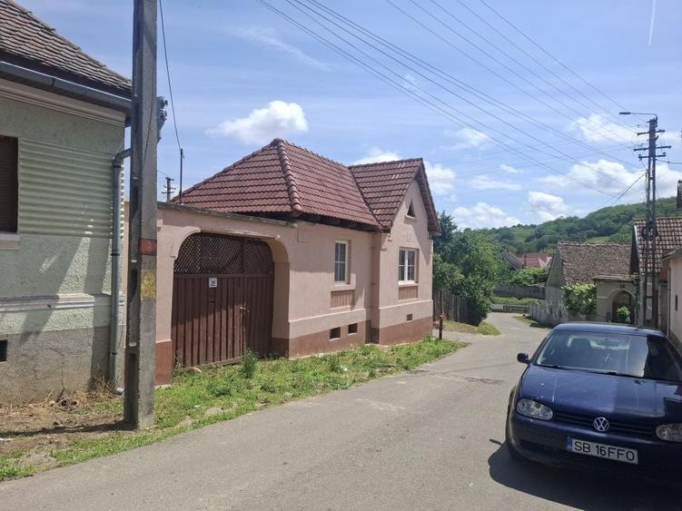 Casă cu 4 camere în Gârbova