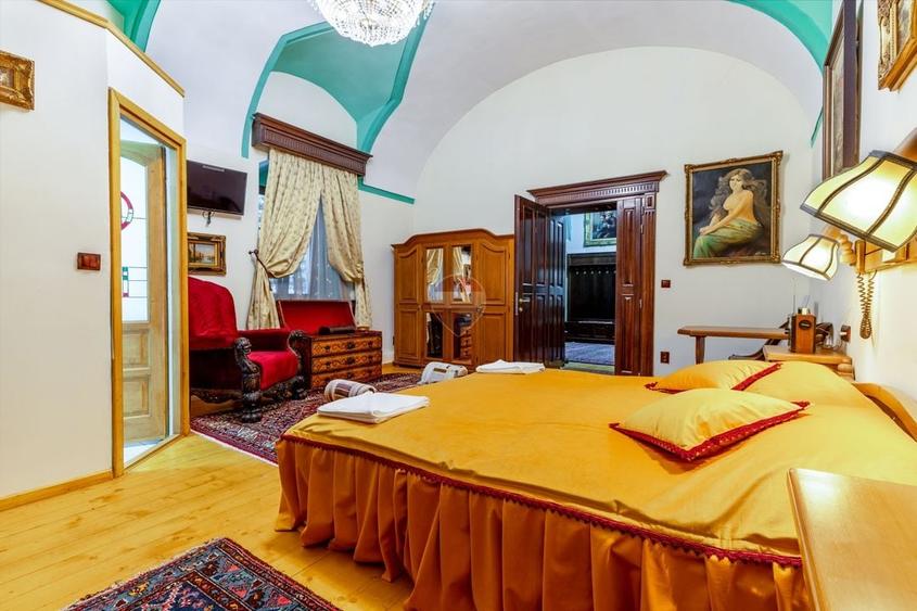 Casă individuală cu 11 camere cu Teren 792 Mp în Central
