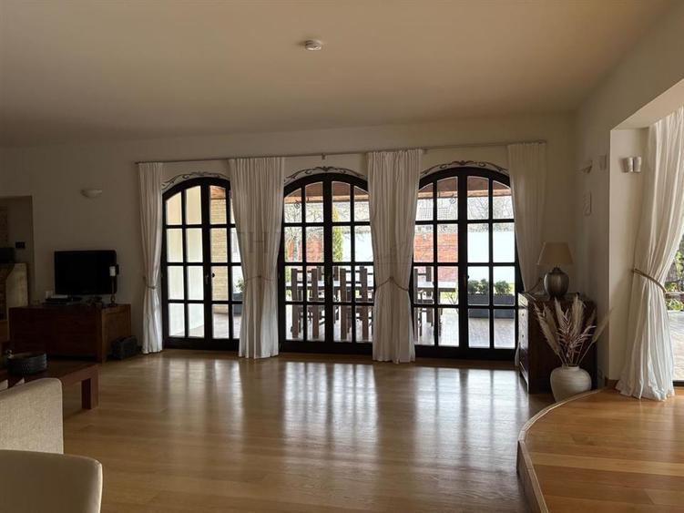 Casă individuală cu 7 camere cu Teren 1220 Mp în Pipera