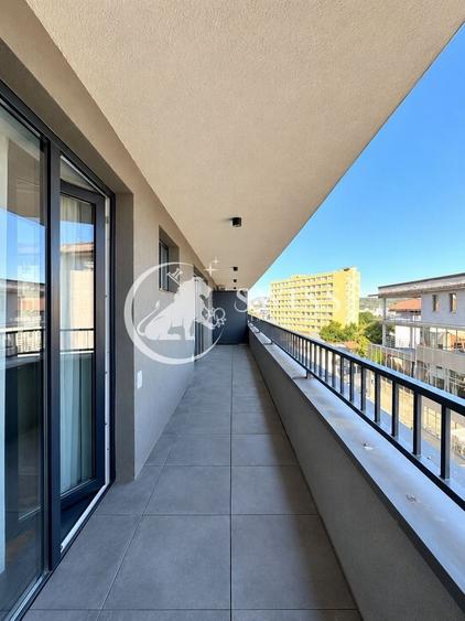 Apartament cu 3 camere semidecomandat, mobilat în Central