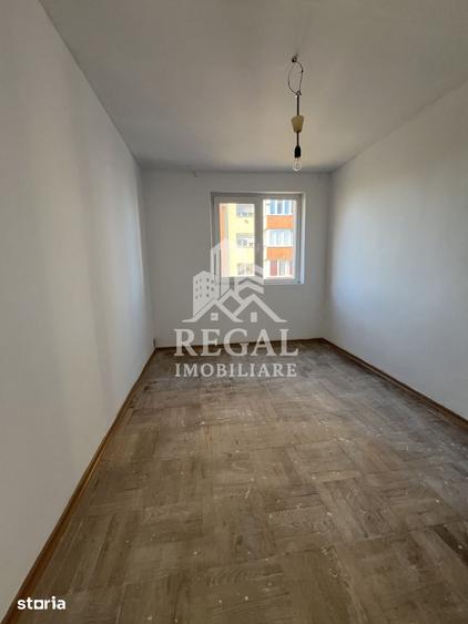 Apartament cu 3 camere semidecomandat în Central