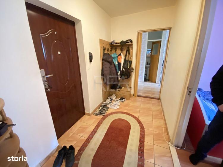 Apartament cu 3 camere semidecomandat, mobilat în Rahova