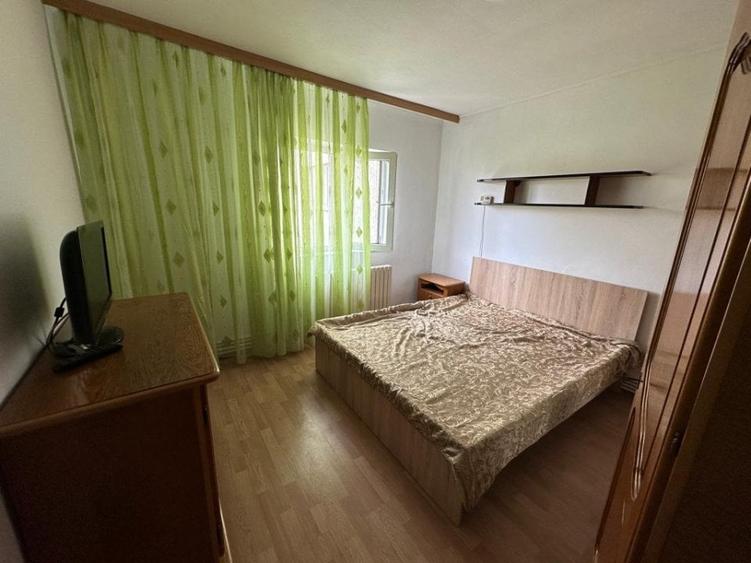Apartament cu 3 camere decomandat, mobilat în Poarta 6