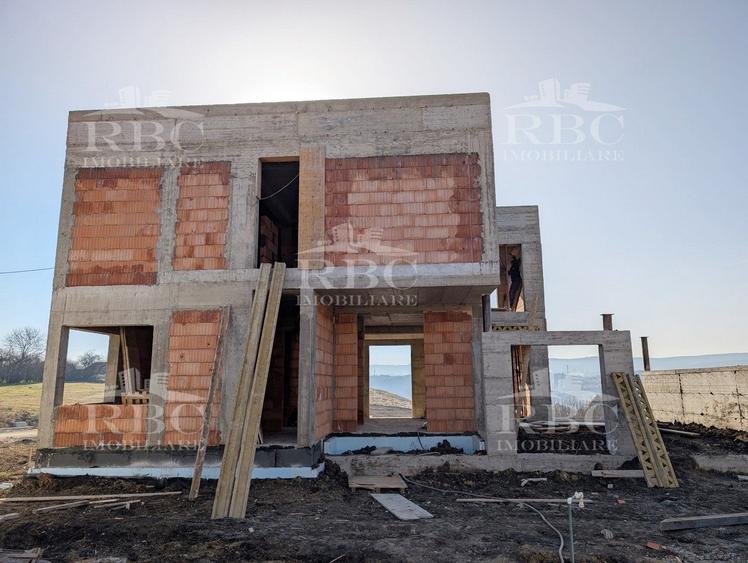Casă individuală cu 4 camere cu Canalizare în Dâmbul Rotund