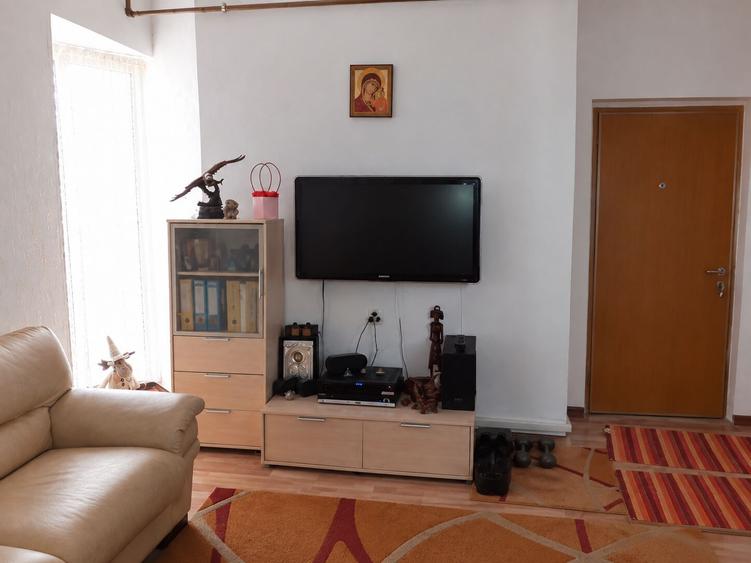 Apartament cu 2 camere semidecomandat, mobilat în Calea Victoriei