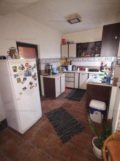 Casă cu 5 camere cu Canalizare în Central